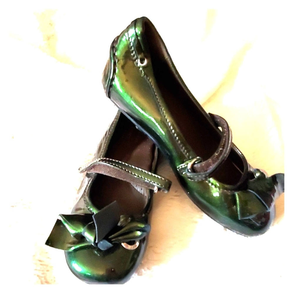 Car Shoe Mary Jane's in iridescent green leather.